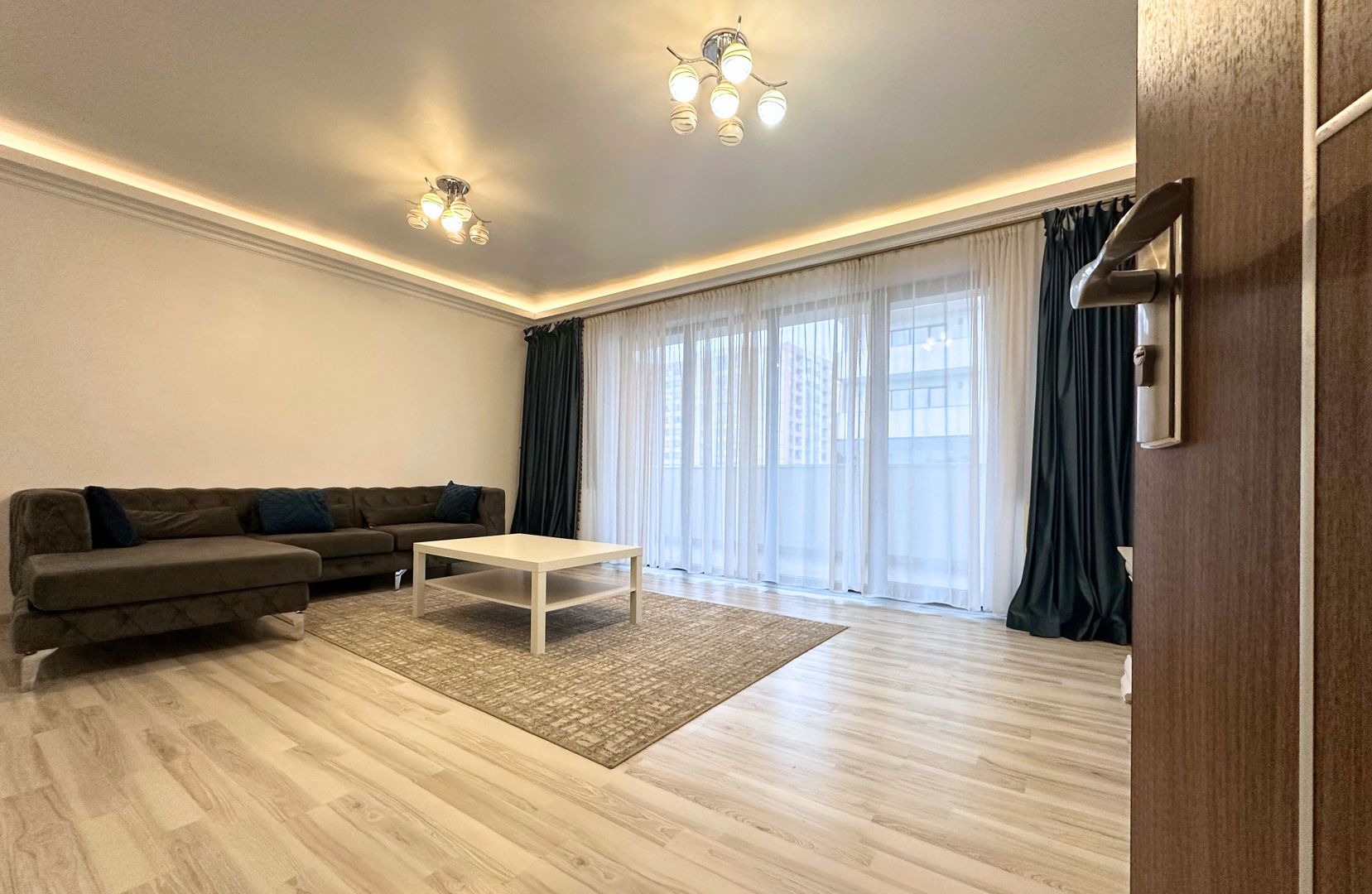 Vând apartament 3 camere 3 minute de Coresi complex ISARAN - Poză 8