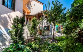 Apartament cu 4 camere si terasa si curte proprie, langa primarie - Poză 2