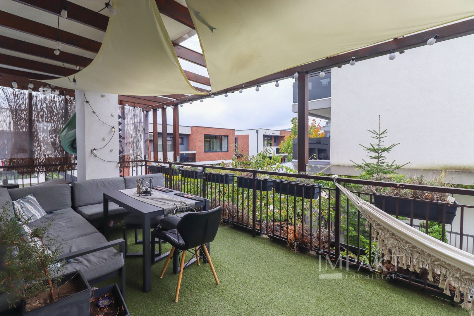 Apartament spatios cu balcon si terasa, complet mobilat, Europa! - Poză 16