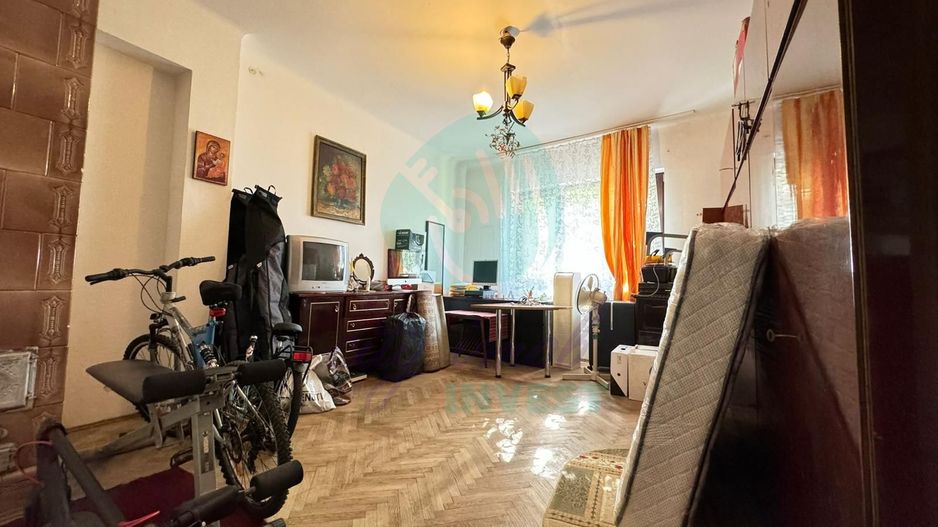 Apartament spatios cu 4 camere - Poză 1