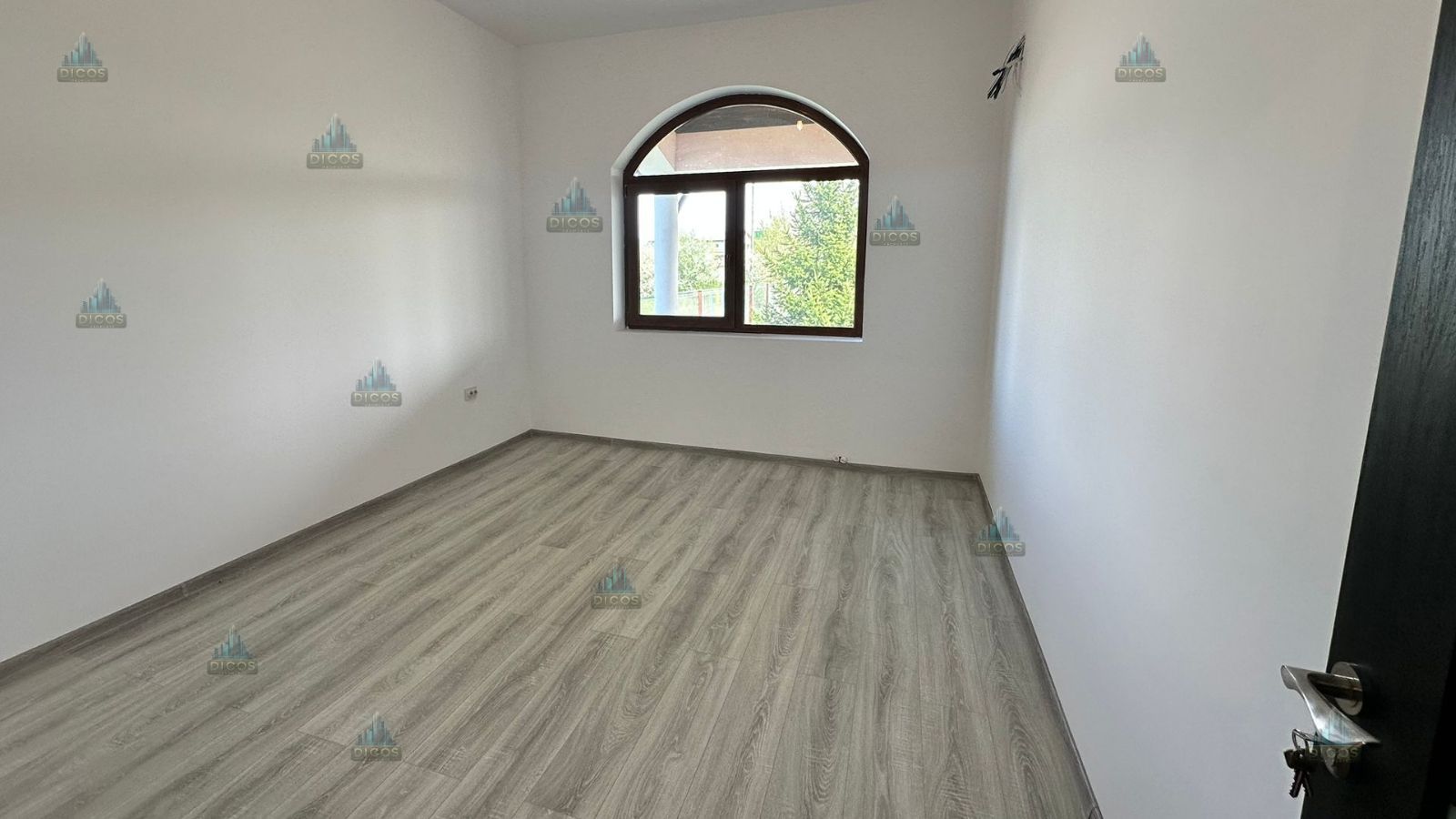 Vilă de vânzare 1500 mp teren - Poză 11