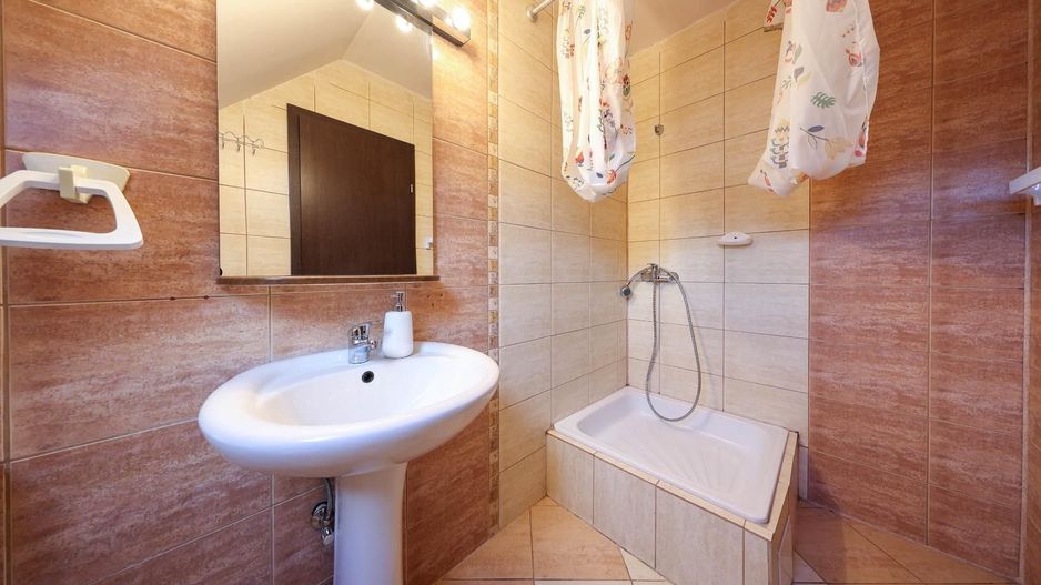 Vilă spațioasă de vânzare în Predeluț, Bran | 2000mp - Poză 38