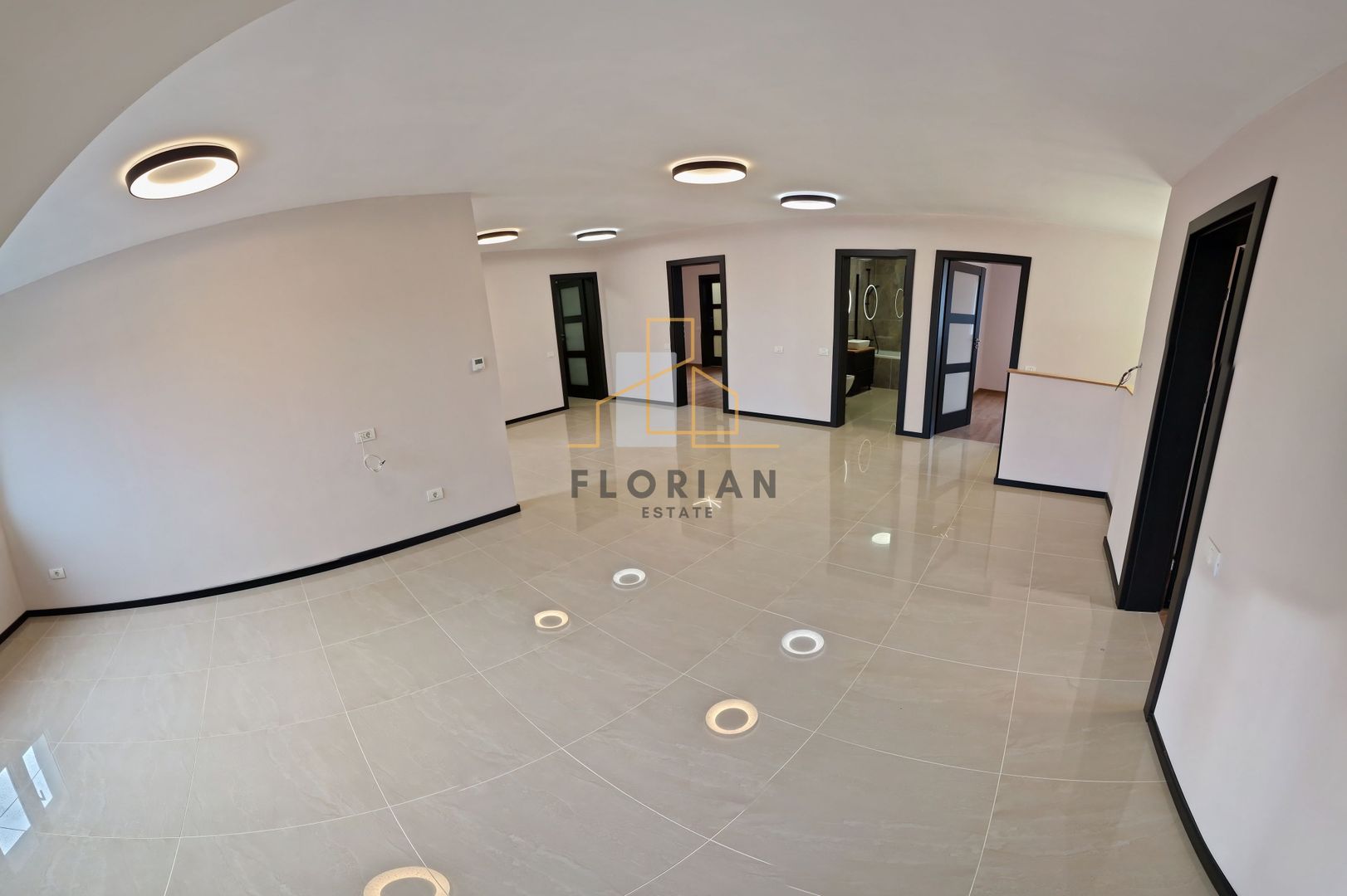 Duplex spatios si luminos in centrul Sacalazului - Poză 2