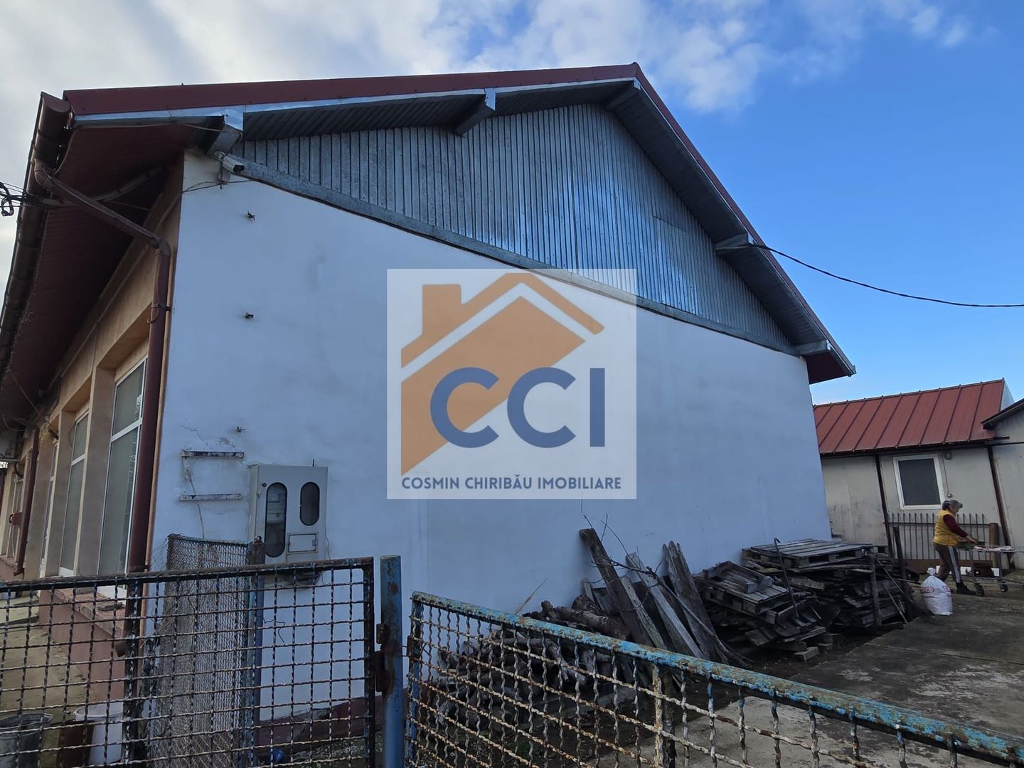 Se oferă spre vânzare / închiriere clădire cu spațiu comercial - Poză 19