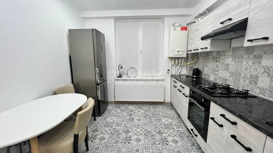 Apartament cu 3 camere de vânzare - Poză 3