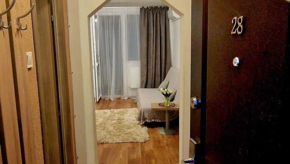 Garsonieră modernă, etaj 2, AC, 5 min metrou Titan - Poză 3