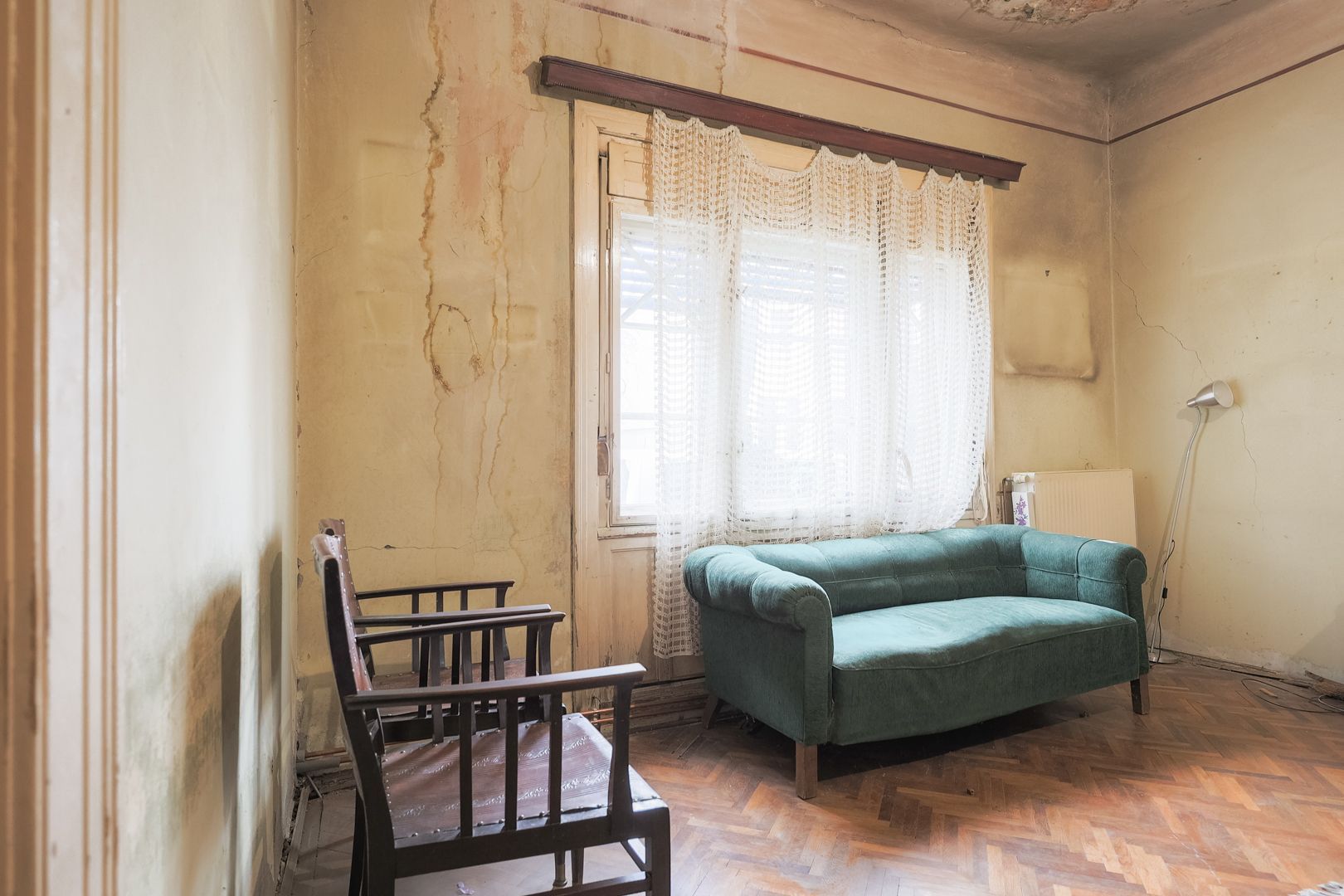 VILĂ INTERBELICĂ CU TEREN GENEROS ȘI SPAȚIU COMERCIAL . VÂRFUL CU DOR - Poză 11