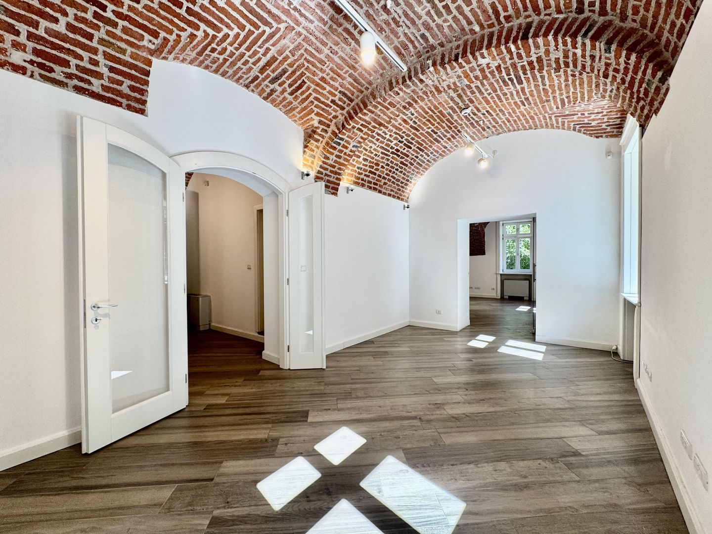 Spatiu birou in cladire istorica restaurata - Poză 8