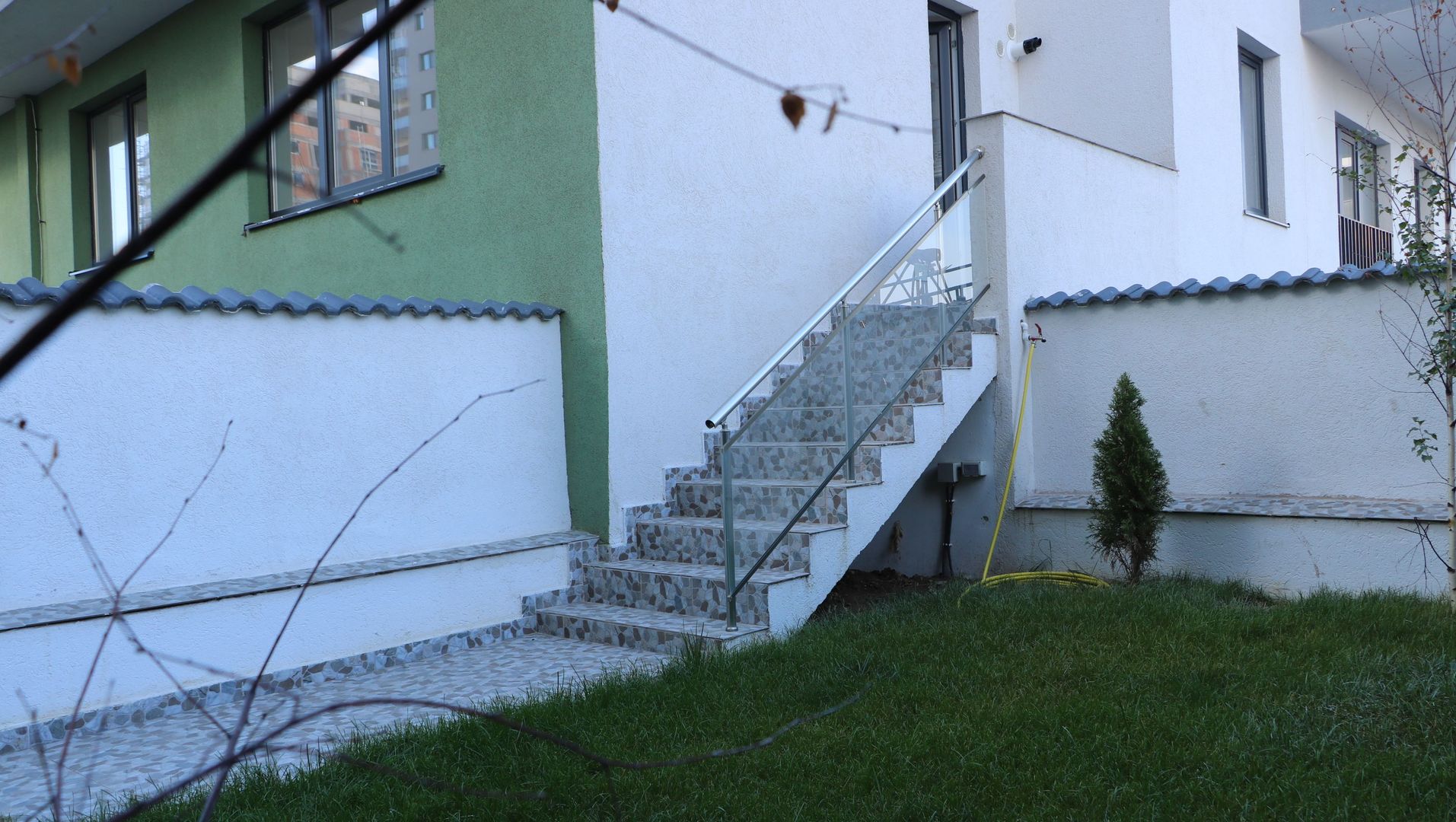 3 CAMERE LA PARTER CU CURTE PROPRIE DE 57MP,  2 BAI, POZITIE PE SUD, COMISION 0% - Poză 17