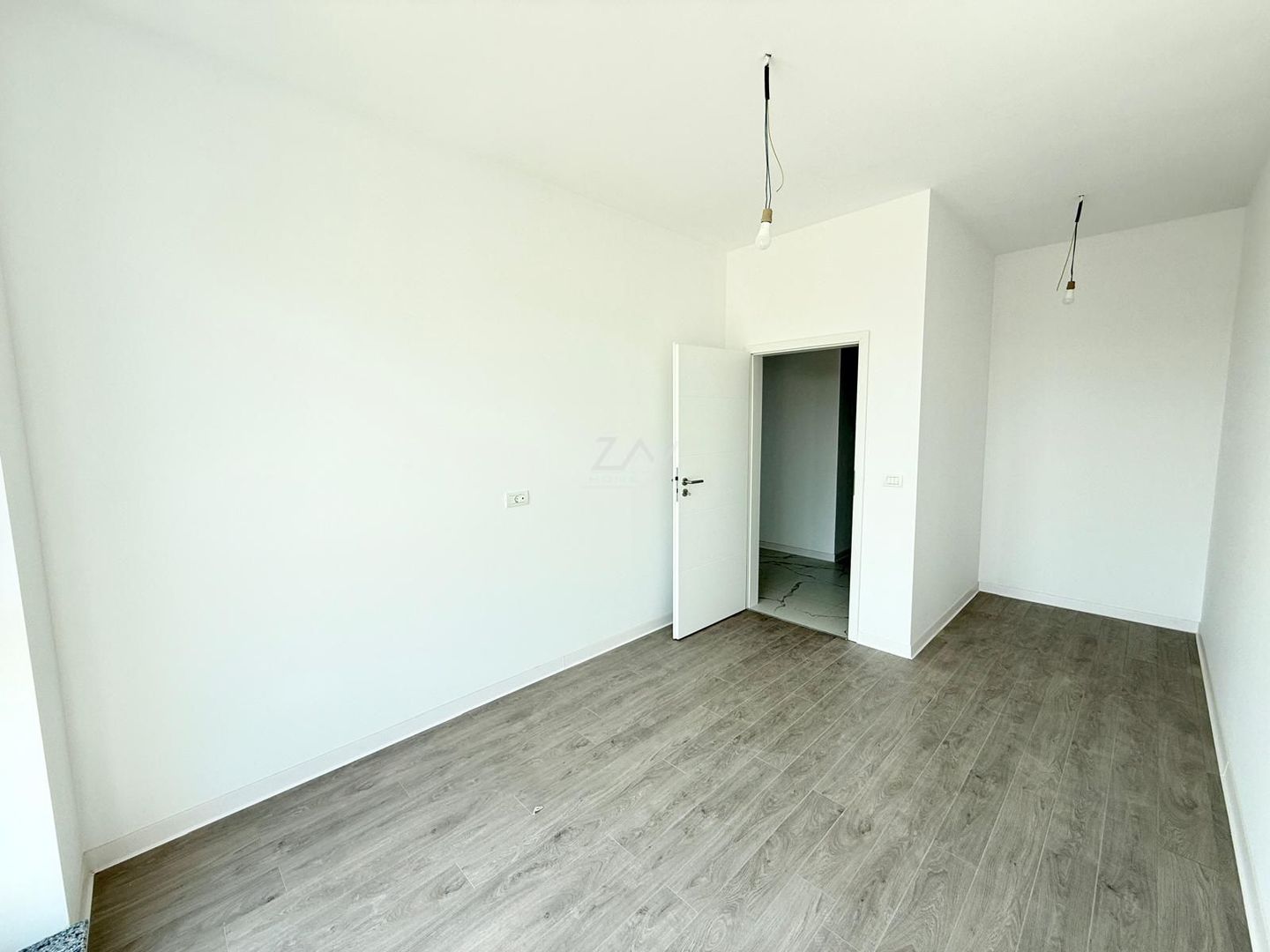 Bloc FINALIZAT la asfalt. Decomandat. - Poză 8