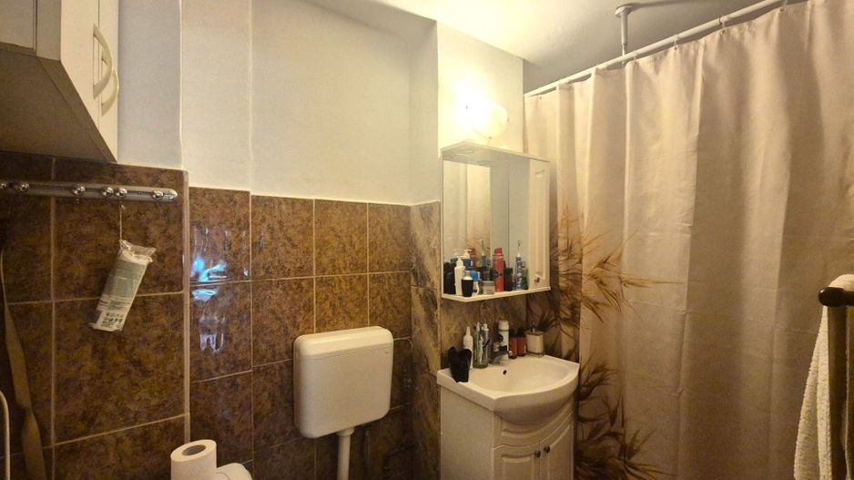 Exclusivitate- camera cu baie intr-un apartament - Poză 6