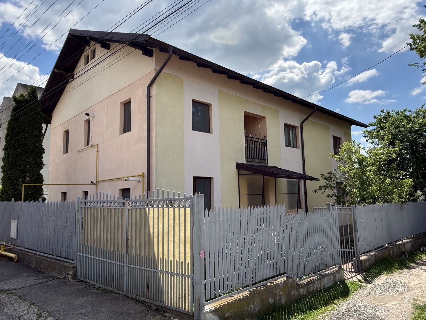 Vila construită in 2010 - P+1+pod - S=236 mp și curte 238 mp Campina! - Poză 1