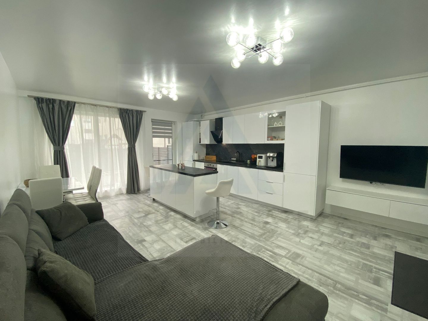 Apartament 3 camere 2 bai curte 85 mp 2 locuri de parcare in Selimbar - Poză 1