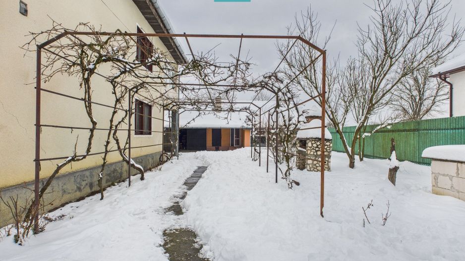 Casă cu etaj Căpâlnaş - Poză 1