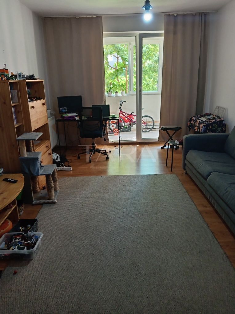 Apartament decomandat, 2 camere, balcon generos – Florești central. - Poză 1