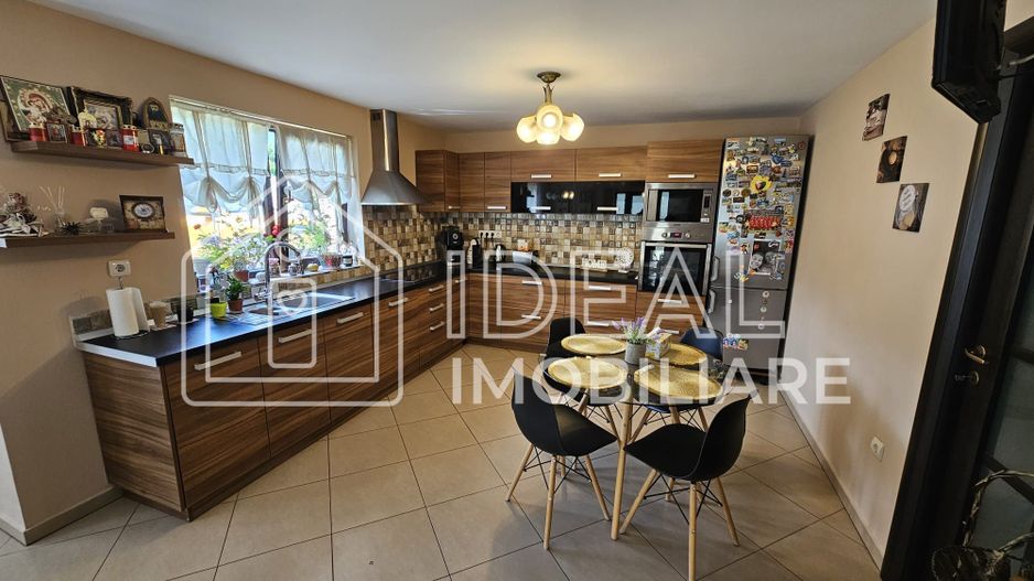 Vila Moderna cu 5 camere, garaj si 921 mp de curte, in Tocile - Poză 4