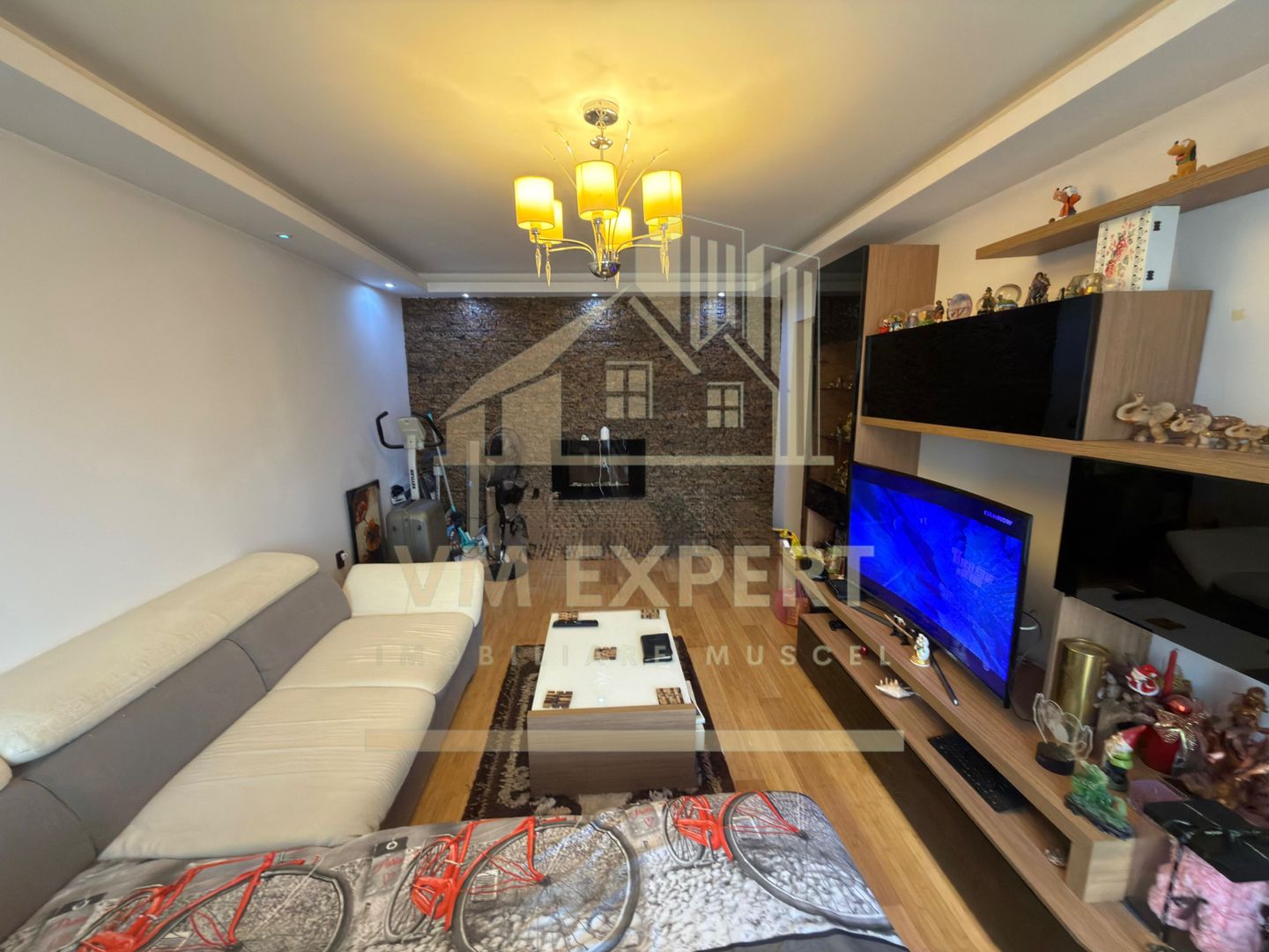APARTAMENT 3 CAMERE ETAJ 3 VIȘOI CAMPULUNG - Poză 3