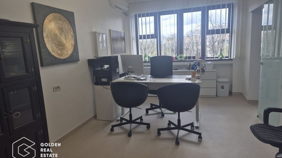 Cabinet medical ultracentral, renovat recent în Policlinica Municipala - Poză 3