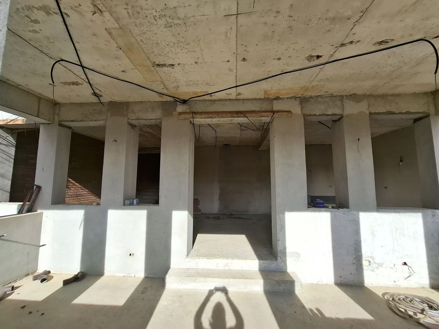 ila cu 6 camere + casă locuibilă pe teren intravilan de 1700 mp, cu vi - Poză 5