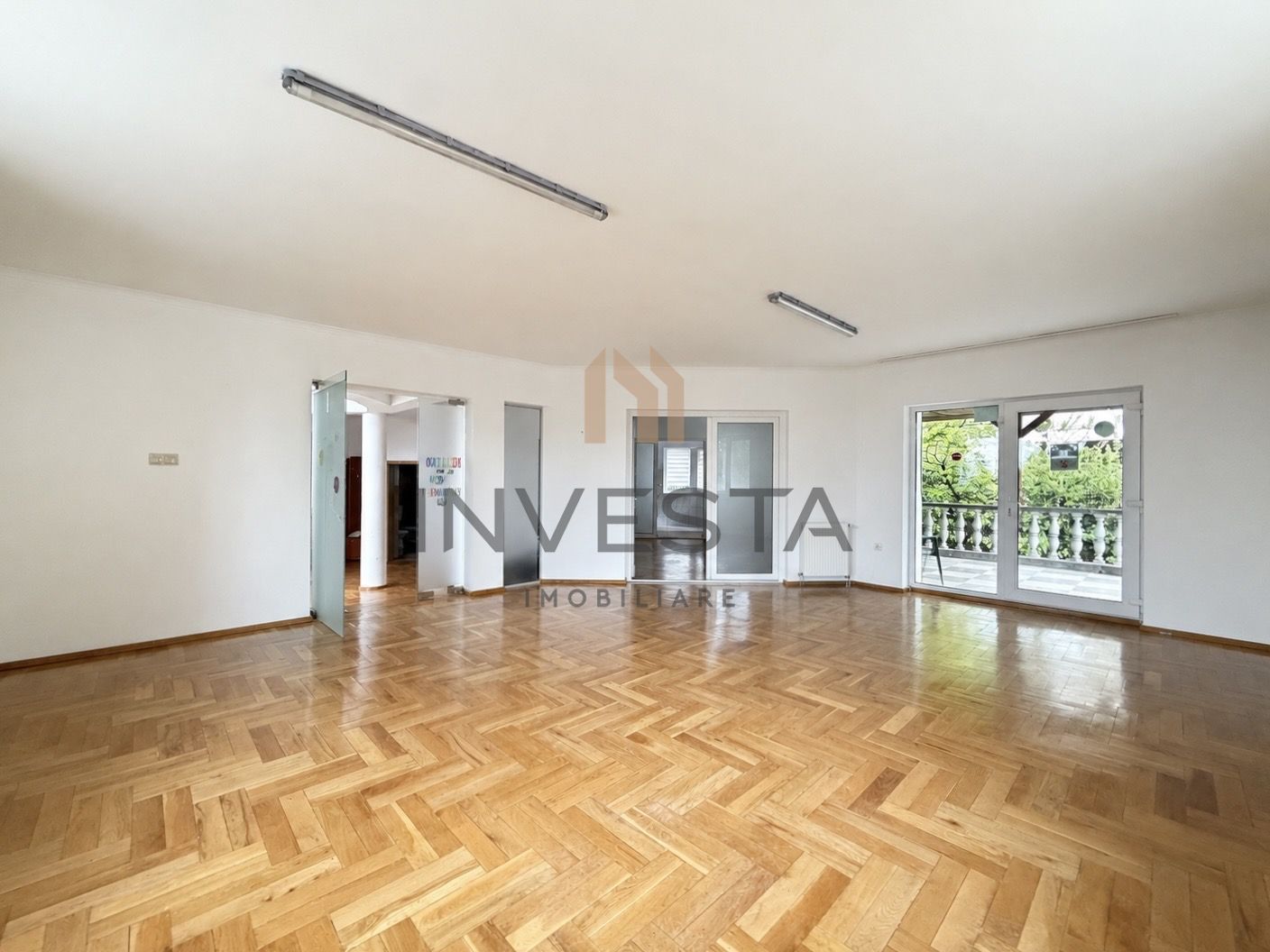 Vila spatioasa cu 15 camere de inchiriat in zona Andrei Muresanu - Poză 7