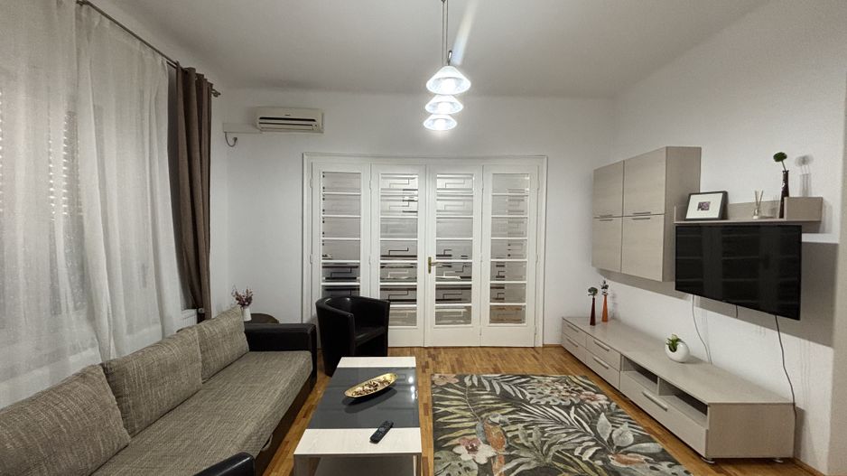 Vilă de închiriat zona Parvan - Poză 1