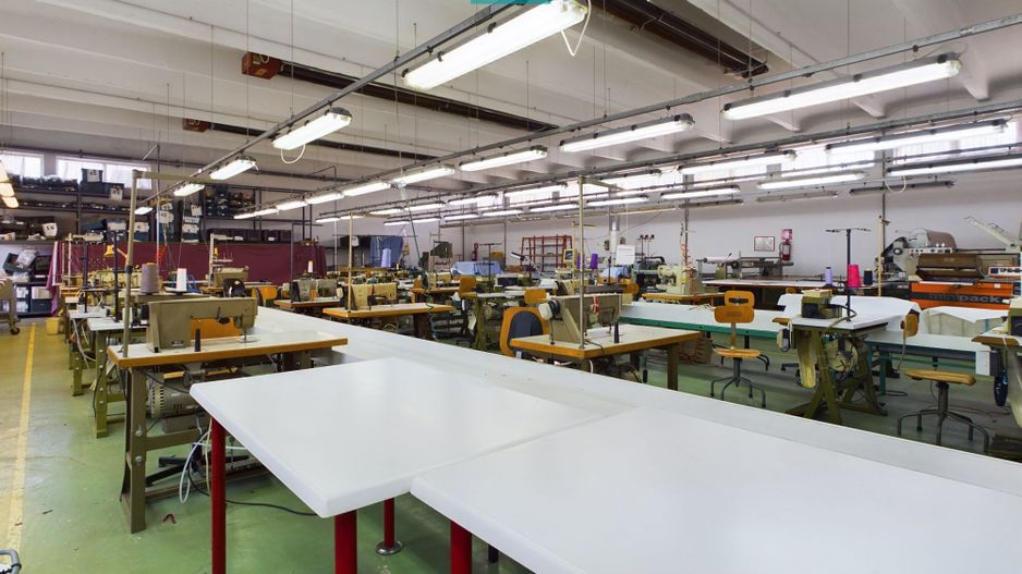 Spațiu industrial cu platformă betonată și teren - Poză 10