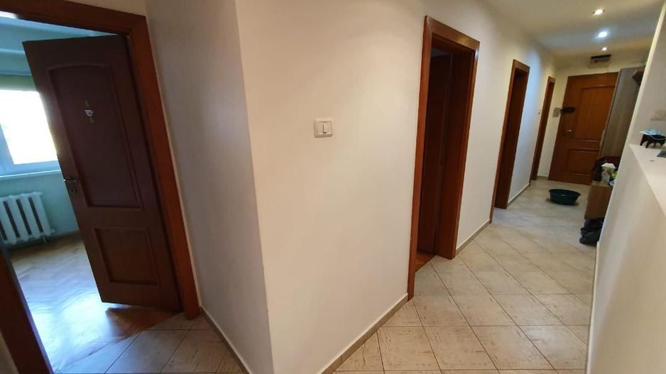 Aparament 5 camere etaj 1 zona Dambovita - Poză 2