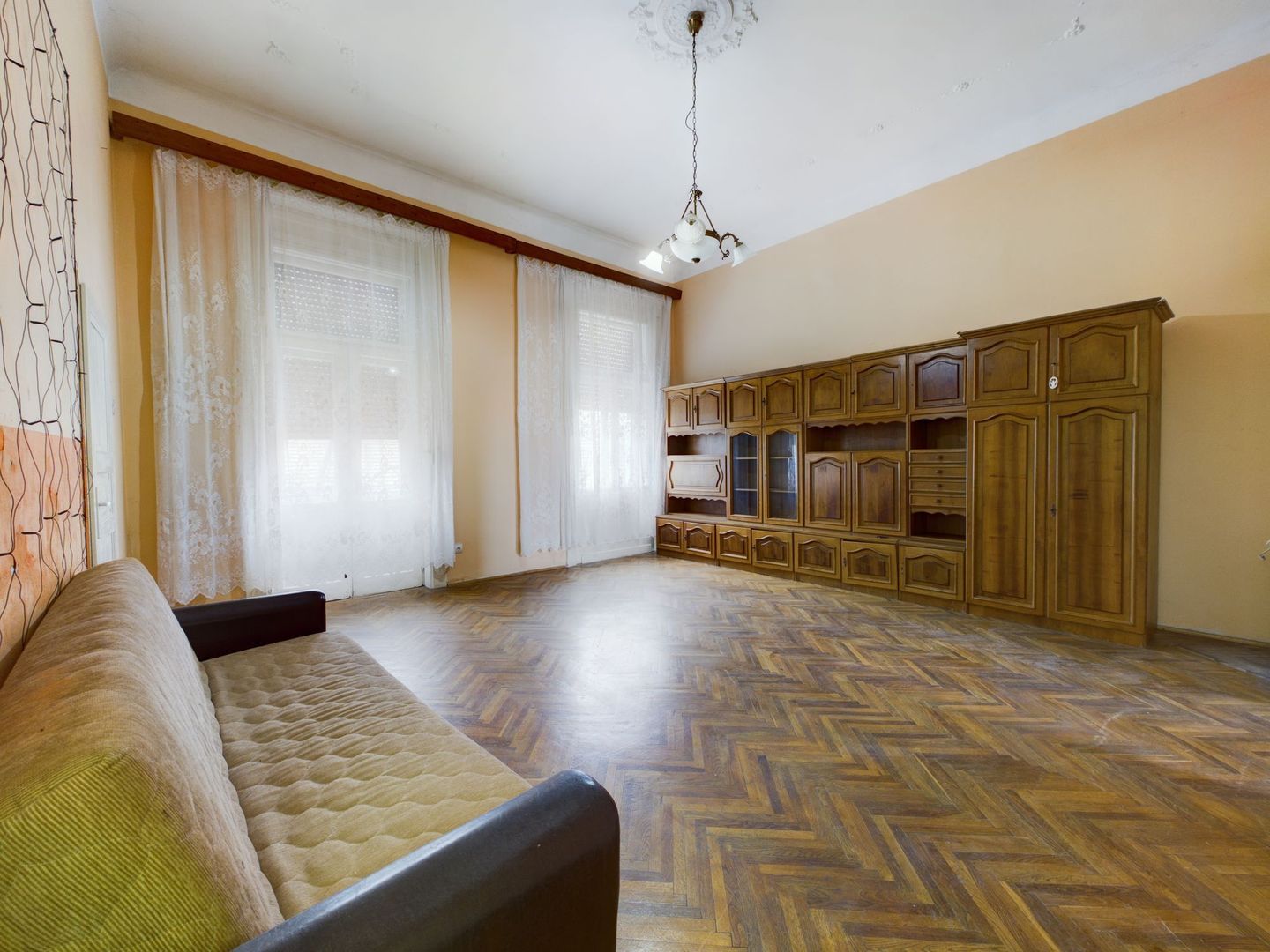 Apartament de 2 camere pe strada Episcopiei - Poză 1