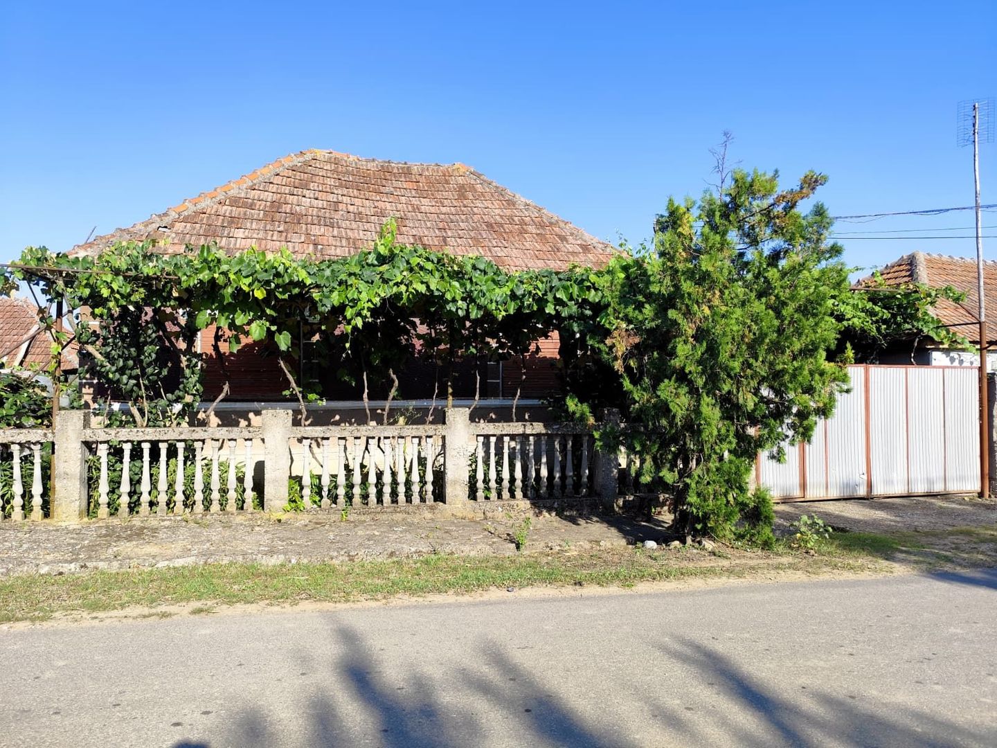 Casa la tara de vanzare, teren mare, 2 intrari auto - Calea Mare, Biho - Poză 1