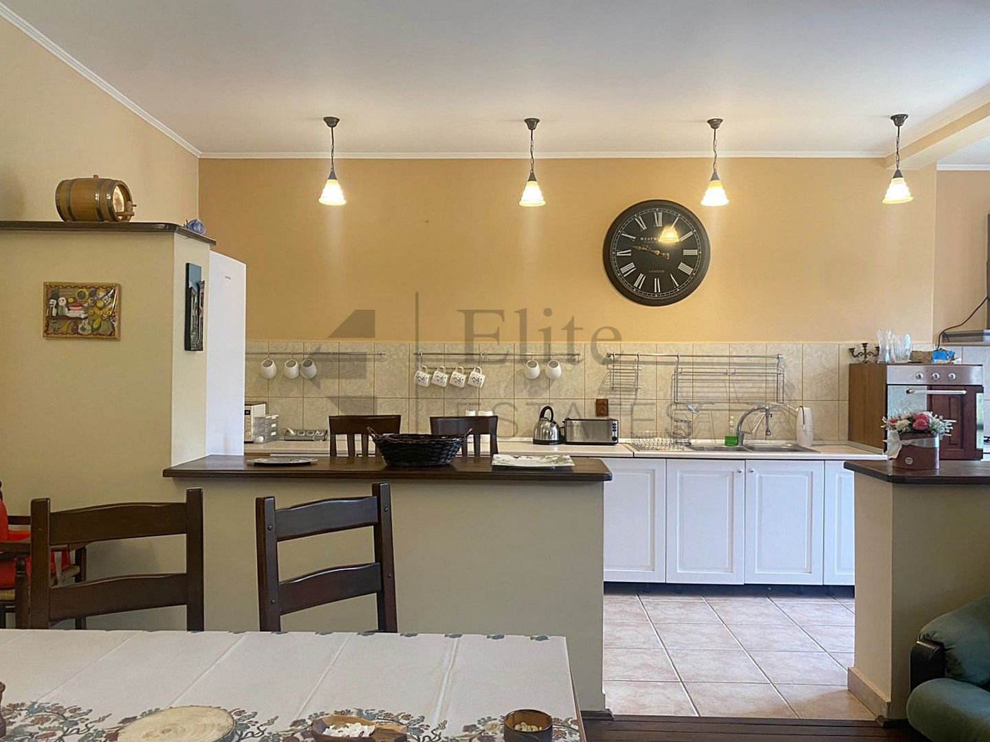 Casa ultracentrala - o oaza de liniste in inima orasului - Poză 1