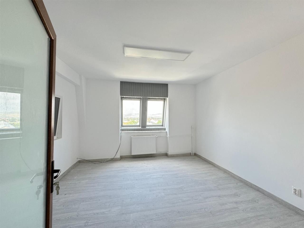 Spatii comerciale moderne de inchiriat, in cladire recent renovata - Poză 26