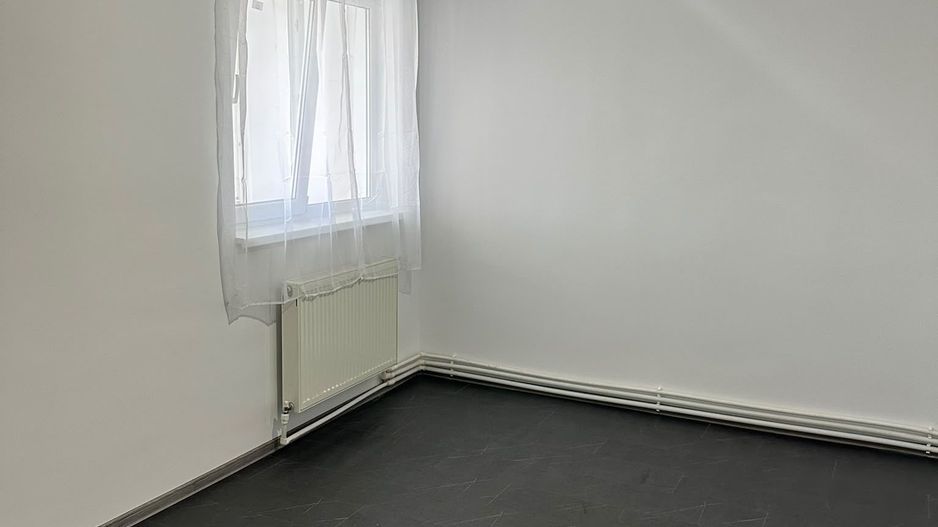 De vanzare apartament cu 3 camere, zona Faleza, etaj 7/8, 149.000 euro - Poză 4