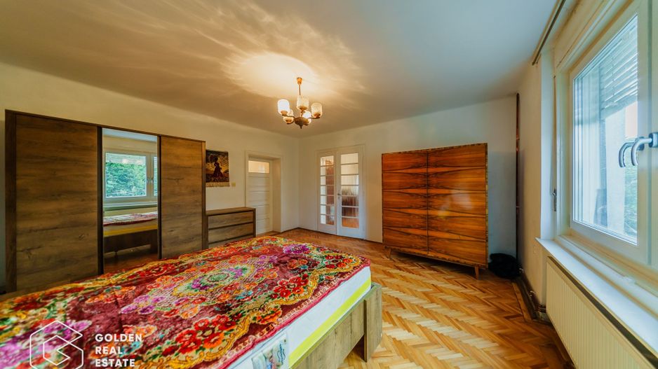 Vila superba, P+E,  Cuvin, 9 camere, 200 mp si teren 1300 mp plus anexa 3 camere - Poză 12