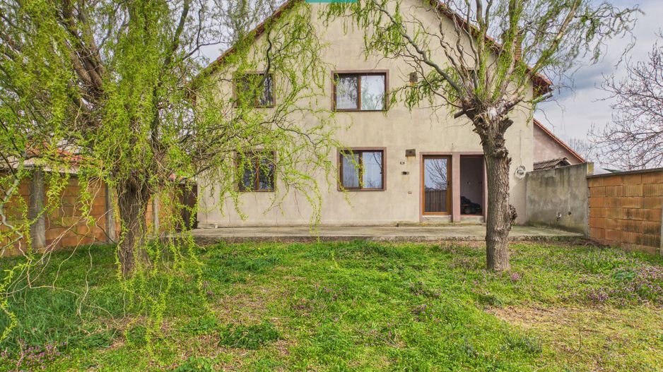 Casă spațioasă în Sântana - Poză 2