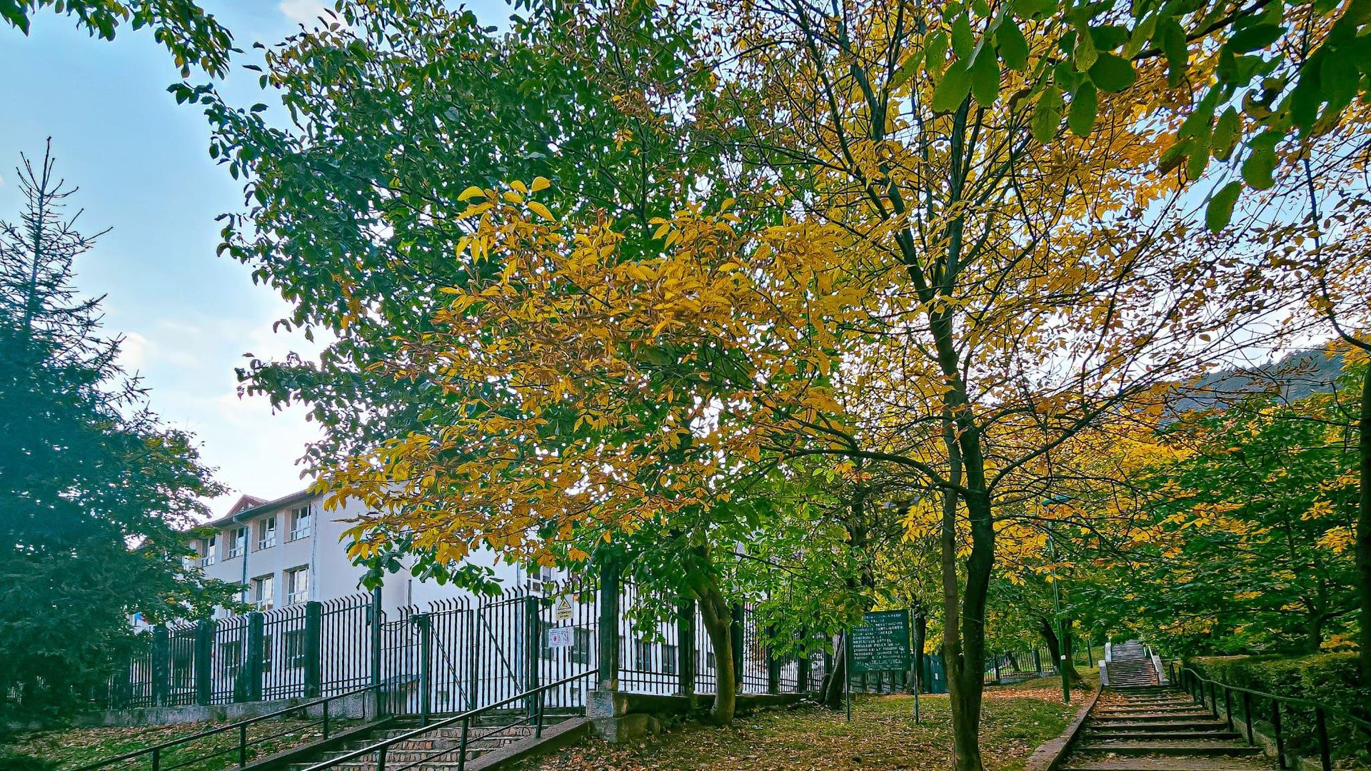 La poalele Tâmpei,  având în apropiere parc, magazine, stație autobuz - Poză 3