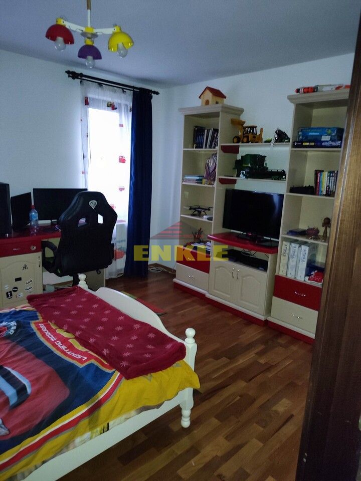 Vila 5 camere , zona Petru Rares -demisol+parter+etaj , pret negociabil ! - Poză 4