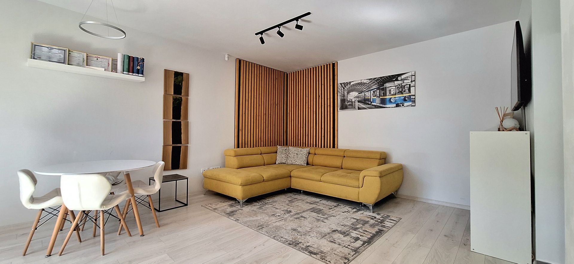 Apartament cu 3 camere, curte si loc de parcare - Poză 3