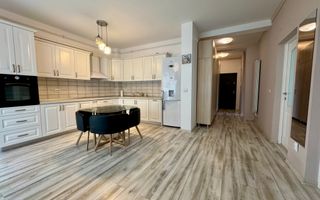 De inchiriat Apartament modern 3 camere cu curte privată şi parcare - Poză 1