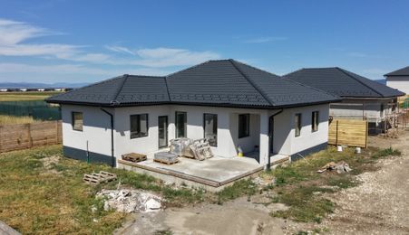 Casă pe parter de vânzare în cartierul Izvor