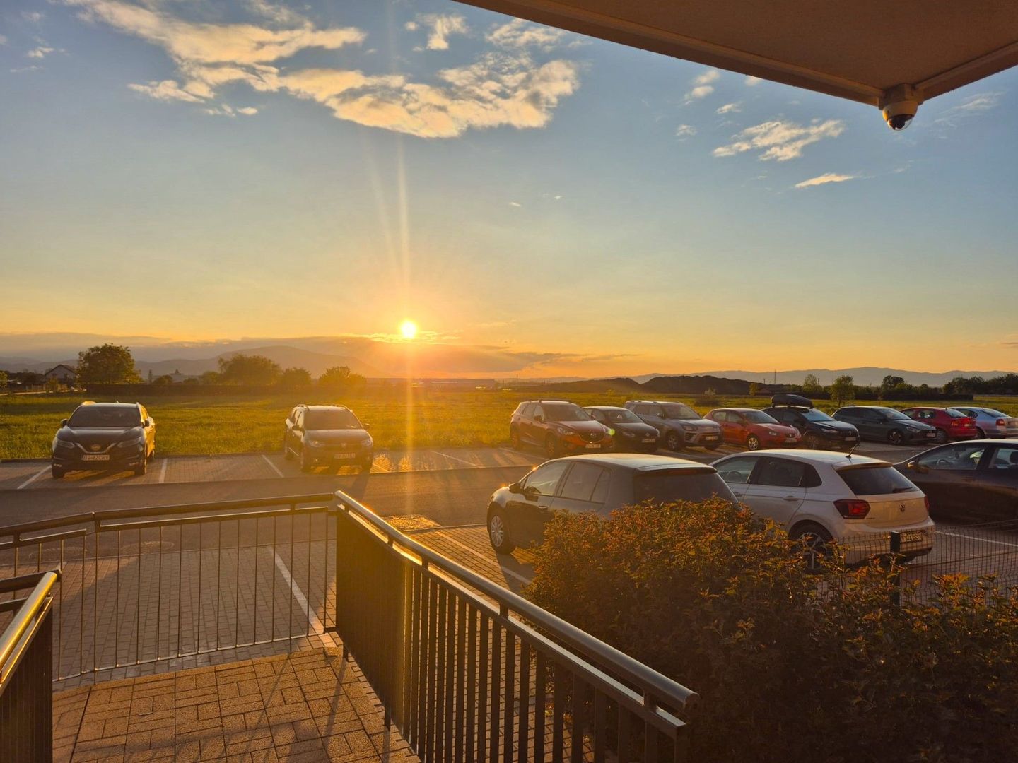 Exclusivitate - Apartament în bloc nou, mobilat si utilat,  gradină, loc parcare - Poză 2