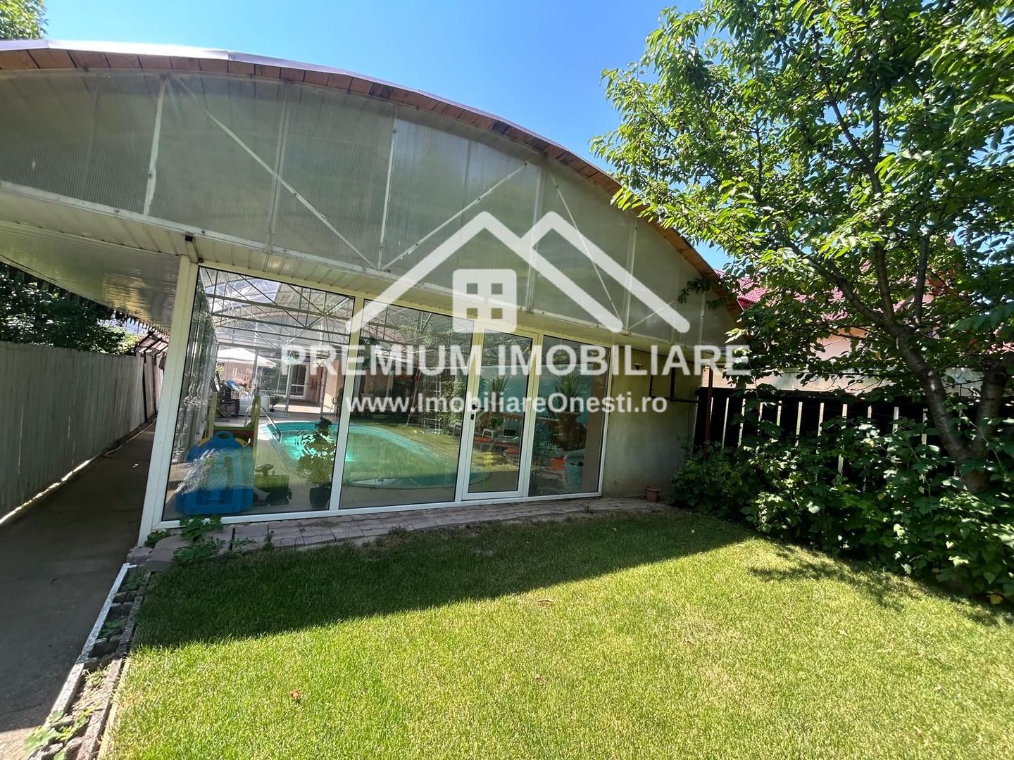 „Vilă cu piscină și teren 1.400 mp în zona Mal, Onești - Poză 13