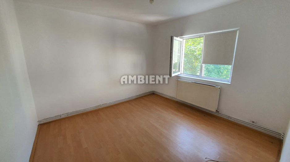 Apartament 3 camere, decomandat, etaj 4, zona CARTIER; - Poză 4