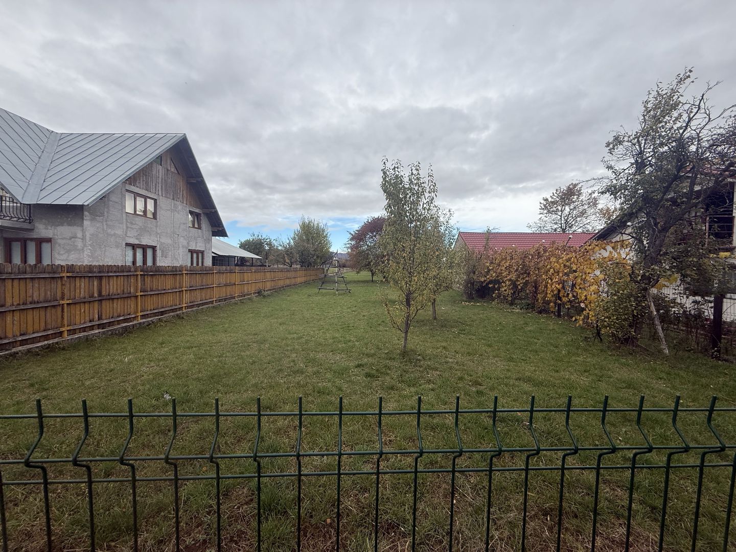 Teren intravilan împrejmuit 2331 mp la strada, toate utilitățile! - Poză 2