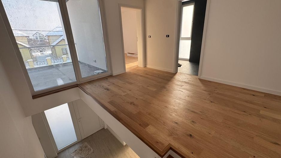 Duplex despărțit prin perete dublu/ Garaj - Poză 14