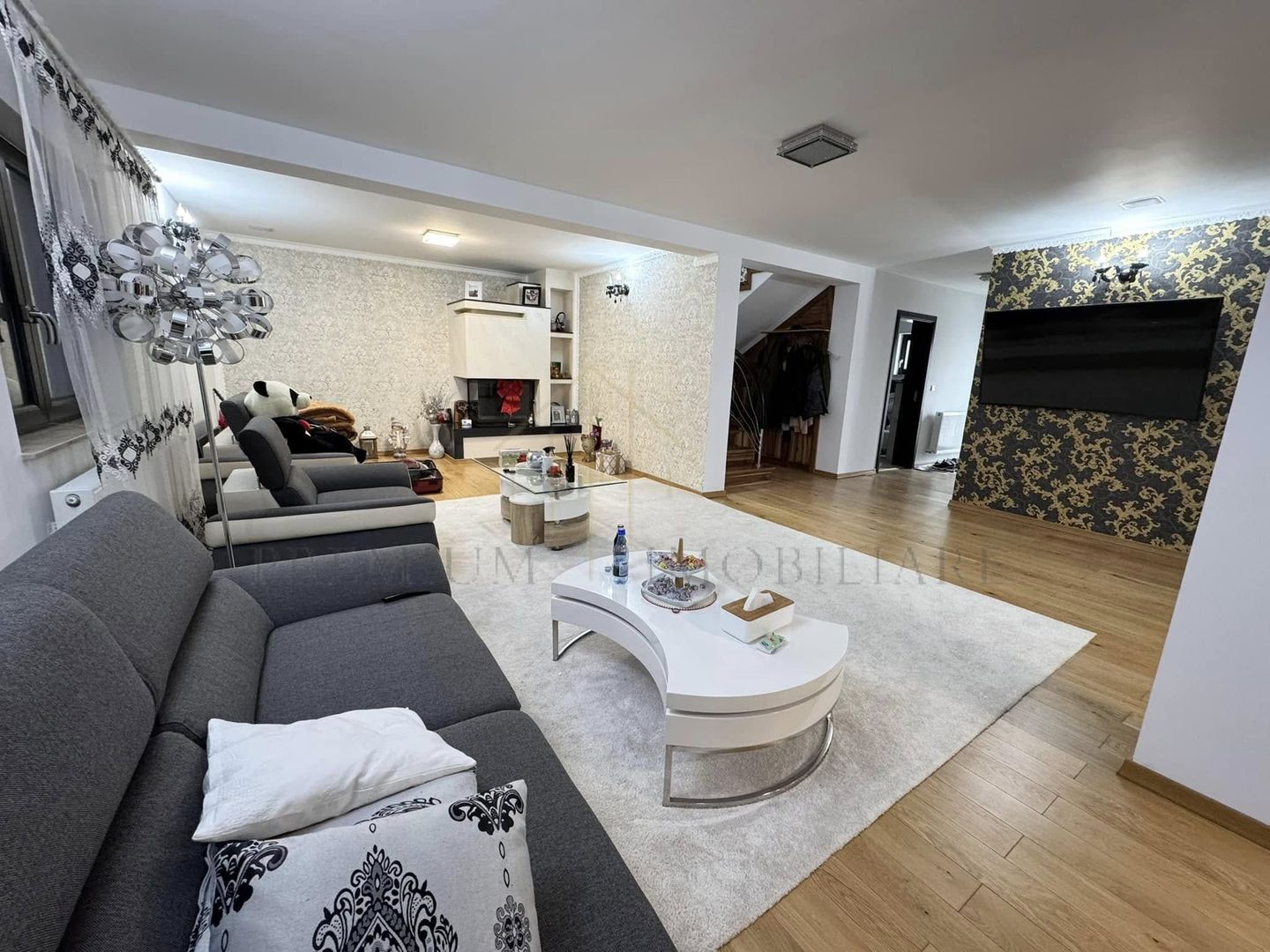 Vila de Lux la 13 km de Onesti - Poză 1