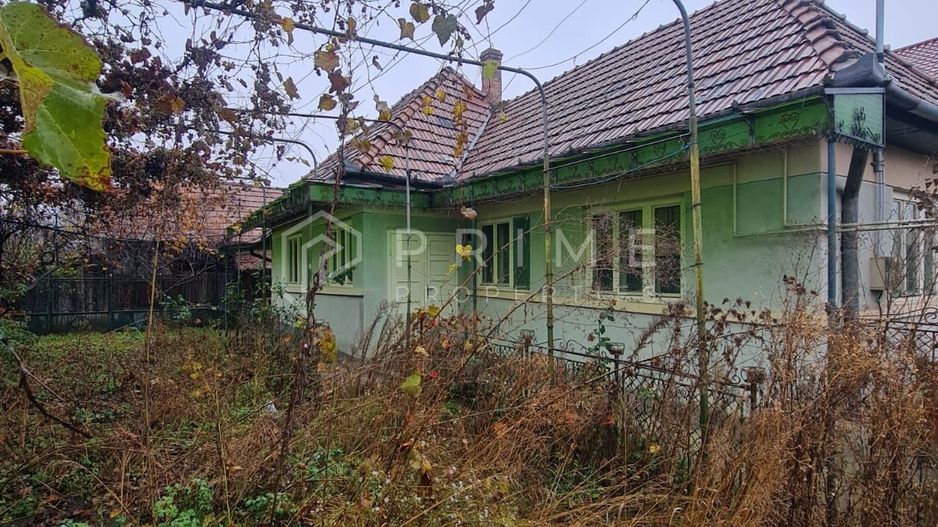 Casă cu teren de 1.000 m² – utilități complete, ideală pentru renovare - Poză 1