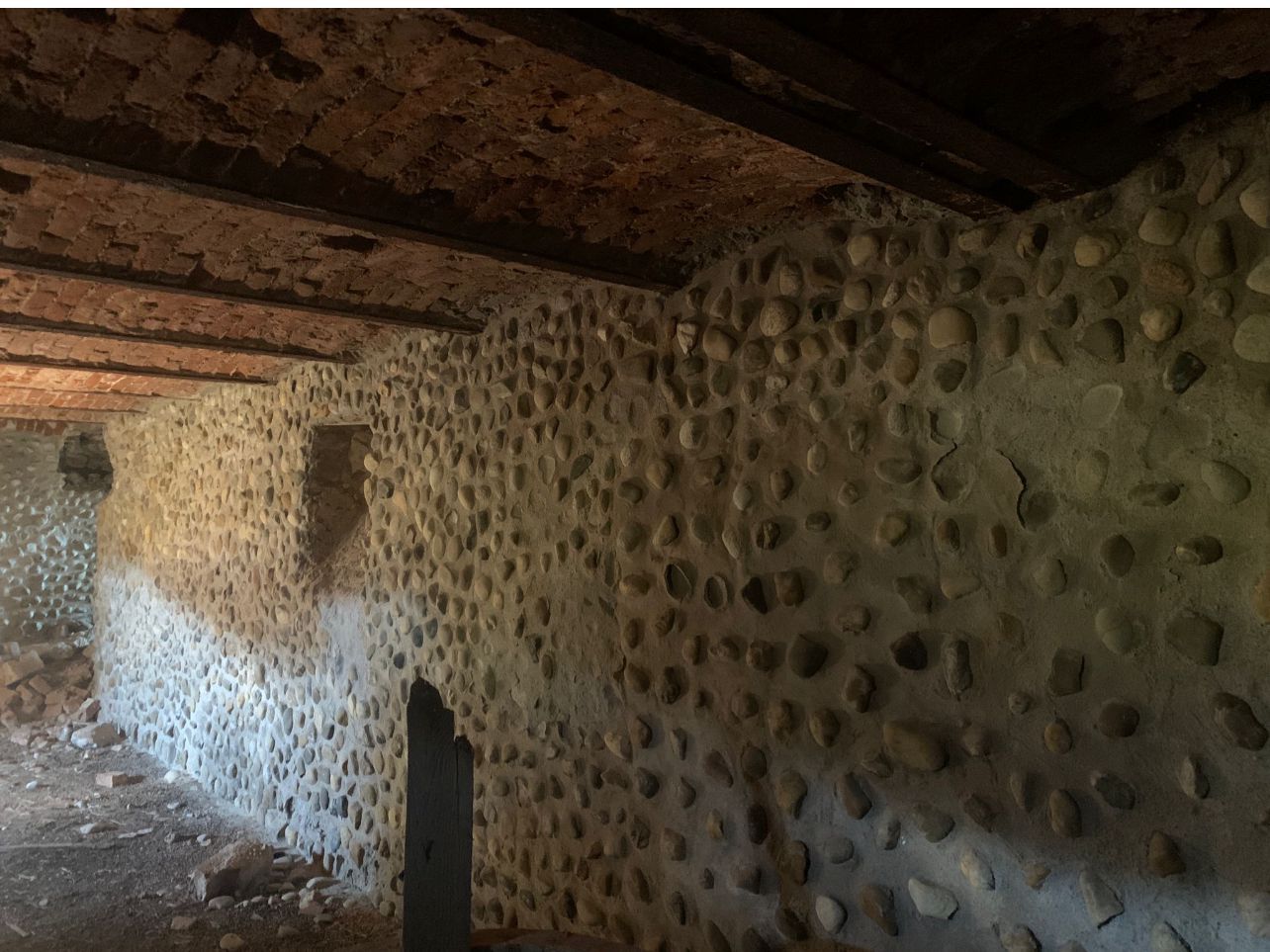 Castel cu vedere panoramică pe dealul Șiriei - Poză 8