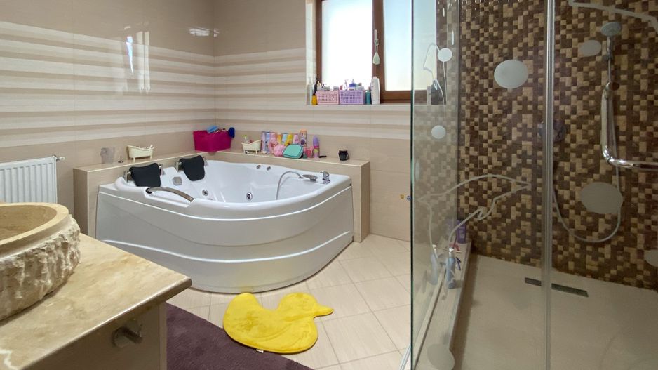 Descoperă Eleganța și Rafinamentul: Vila de Vis pe un lot generos - Poză 26