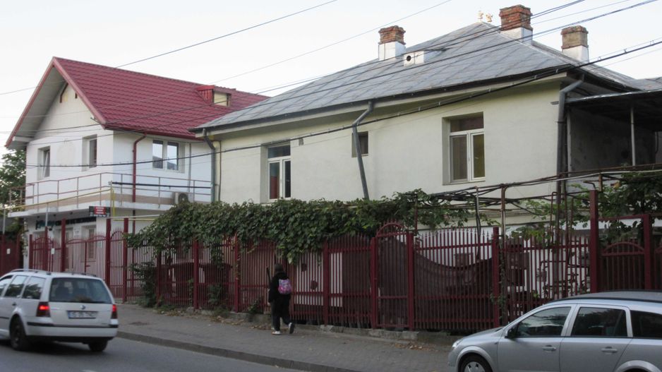 Casa situata in centru, in fata Lic. Economic nr. 1 - Poză 6