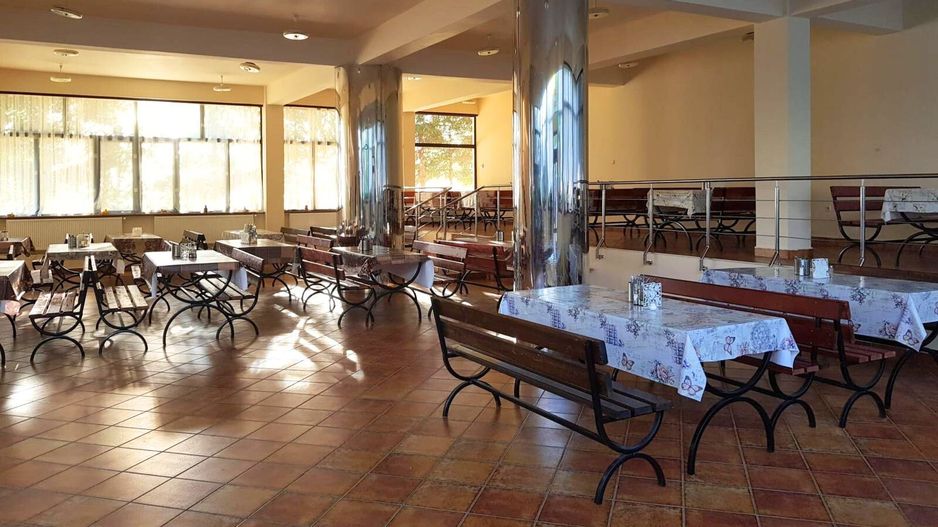 Hotel cu arhitectură montană deosebită poziționare premium Sâmbătă de Sus - Poză 1